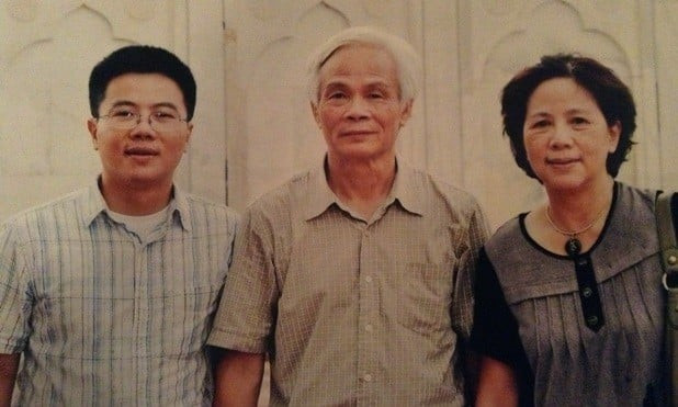 Giáo sư Ngô Bảo Châu và bố mẹ. Ảnh: Báo Dân Trí
