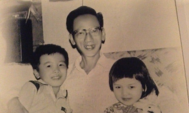 Giáo sư Ngô Bảo Châu lúc nhỏ (bên trái) và ông ngoại. Ảnh: Báo Tiền Phong