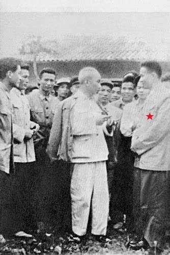 Chủ tịch Hồ Chí Minh dặn dò Chính ủy Cục Không quân Hoàng Thế Thiện (thứ nhất từ phải sang) và cán bộ, chiến sĩ trong đơn vị nhân dịp Người đến thăm và nói chuyện tại Hội nghị tổng kết phong trào thi đua của Cục Không quân, tháng 12-1959
