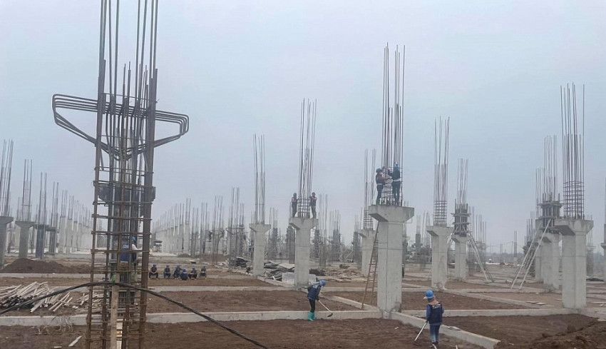 Nhà đầu tư xây dựng nhà máy tại KCN Mỹ Thuận, một trong số các KCN đã được thành lập, đang hoạt động tại tỉnh Nam Định