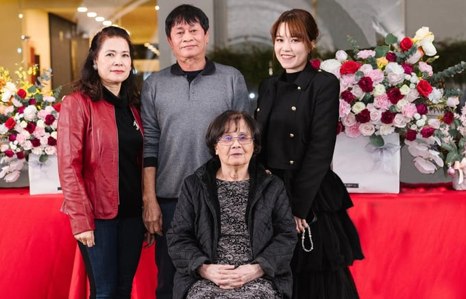 Bà Hoàng Xuân Sính trong bức ảnh chụp cùng gia đình ở tuổi 90