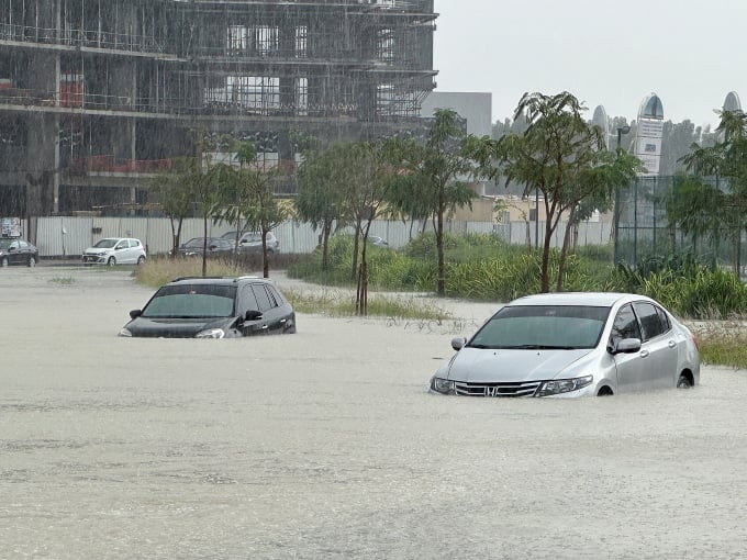 Xe cộ ngập nước trên đường phố Dubai trong trận mưa lớn ngày 16/4. Ảnh: Reuters