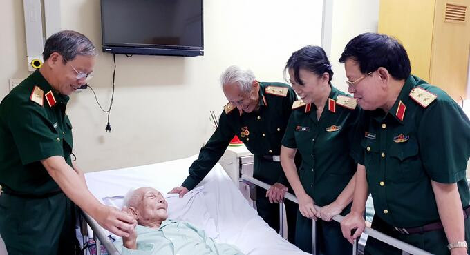 Trung tá Đặng Văn Việt bên giường bệnh