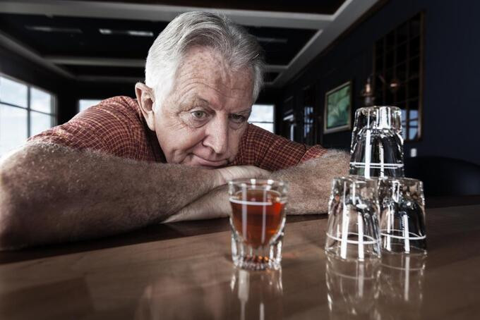 Rượu tác động tiêu cực đến người già khác nhiều so với người trẻ tuổi
