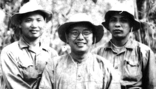 Trung tướng Lê Quang Đạo (giữa) cùng thư ký và bảo vệ. Ảnh: Báo VOV
