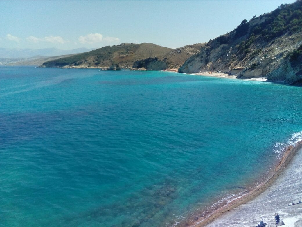 CV Villas đã so sánh màu xanh của nước biển dựa trên mã màu RGB với YInMn Blue - một sắc màu xanh lam vô cơ rực rỡ được phát hiện vào năm 2016 và đã phát hiện ra bãi biển xanh nhất thế giới. Ảnh: Tripadvisor