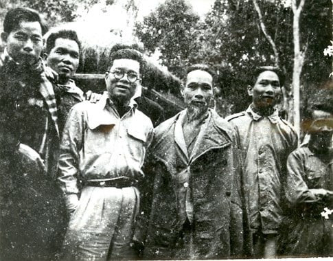 Hội nghị toàn quốc lần thứ III của Đảng (từ ngày 21/1-3/2/1950), Hồ Tùng Mậu và một số đại biểu chụp ảnh kỷ niệm. Ảnh tư liệu/Tạp chí Mặt trận