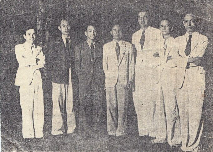 Năm 1934, Tạ Quang Bửu (đứng giữa) về nước, ở Huế và dạy Trường Thiên Hựu. Ảnh: Báo Vietnamnet