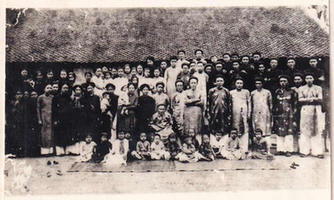 Ông Đặng Văn Việt đứng cao nhất hàng sau cùng, trong lễ mừng thọ bà nội Bao Thị Bích (là con đầu của cụ Cao Xuân Dục) năm 1943 - Ảnh: Ông Đặng Văn Chương cung cấp