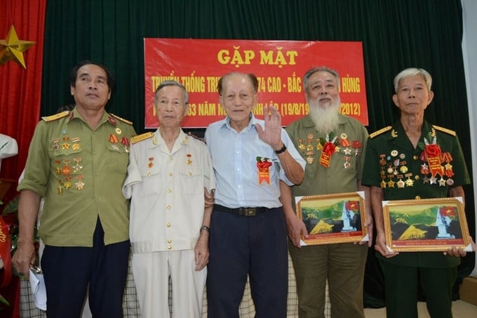 Cụ Đặng Văn Việt (đứng giữa) trong ngày gặp mặt truyền thống Trung đoàn 174