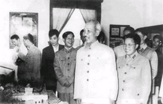 Phó Chủ nhiệm Tổng cục Chính trị Lê Quang Đạo (ngoài cùng bên phải) tháp tùng Chủ tịch Hồ Chí Minh đến thăm Bảo tàng Quân đội (nay là Bảo tàng Lịch sử Quân sự Việt Nam). Ảnh tư liệu/Báo QĐND