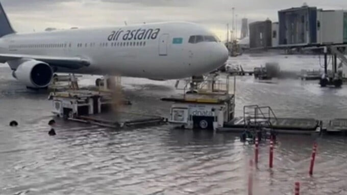 Sân bay ở Dubai trông giống hồ nước sau trận mưa lớn bất thường. Ảnh: Sky News