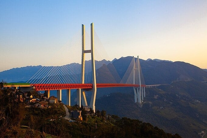Quý Châu có cầu Bắc Bàn Giang ở Quý Châu giữ vững danh hiệu cây cầu cao nhất thế giới từ năm 2016 đến nay