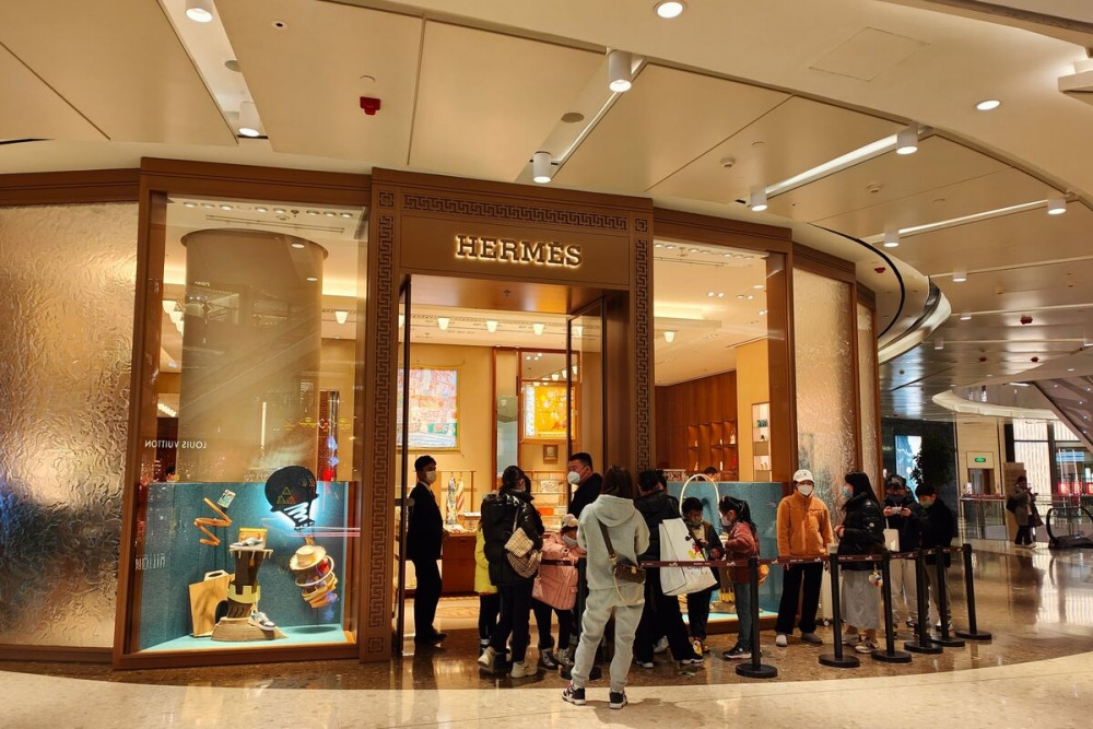 Các thương hiệu xa xỉ ‘đau đầu’ với thị trường Trung Quốc: Người mua sắm thi nhau đòi trả lại sản phẩm đã mua online, nhiều hãng mất tới 75% giá trị h