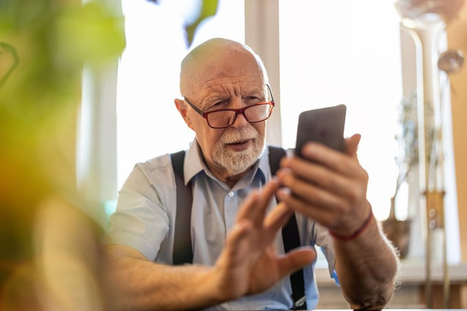 Người cao tuổi cũng cần phải chú ý hạn chế việc sử dụng các thiết bị điện tử