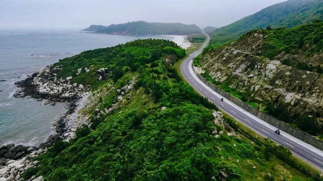 Con đường bên bờ biển Hà Tĩnh là cơ hội để khám phá vẻ đẹp của dải đất hình chữ S