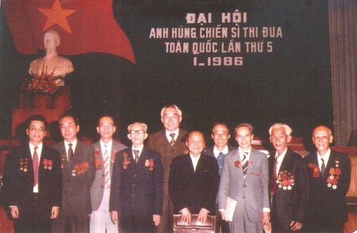 GS. Hoàng Đình Cầu (thứ 2 từ trái sang) tại Đại hội Anh hùng, Chiến sĩ thi đua toàn quốc lần thứ 5 năm 1986