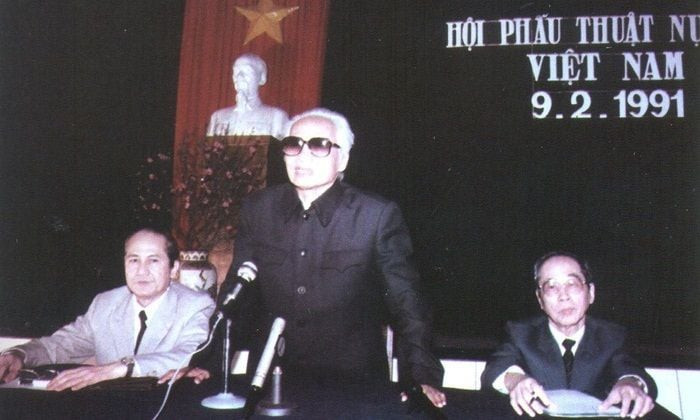 Cố vấn Phạm Văn Đồng tại Đại hội Hội phẫu thuật nụ cười Việt Nam năm 1991 (Bên trái là GS.TSKH. Nguyễn Huy Phan, bên phải là GS. Hoàng Đình Cầu)