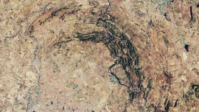 Hình ảnh những gì còn lại của miệng hố Vredefort, hình thành cách đây 2 tỷ năm sau cú va chạm của một tiểu hành tinh khổng lồ. Ảnh: NASA