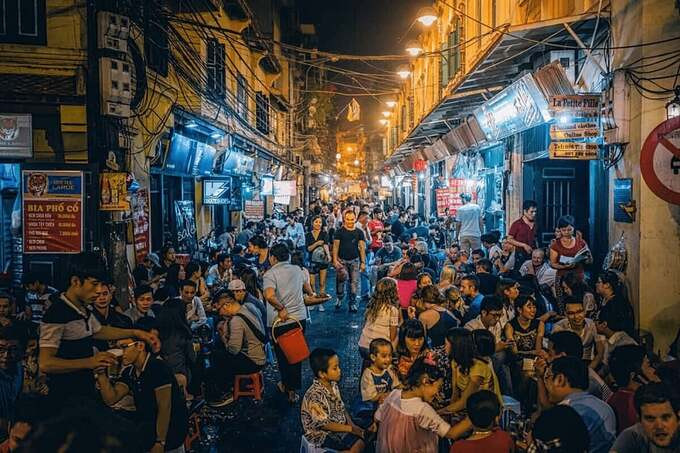 Những ngày cuối tuần, các con phố ở phường Hàng Đào trở thành phố đi bộ tấp nập, đông đúc.