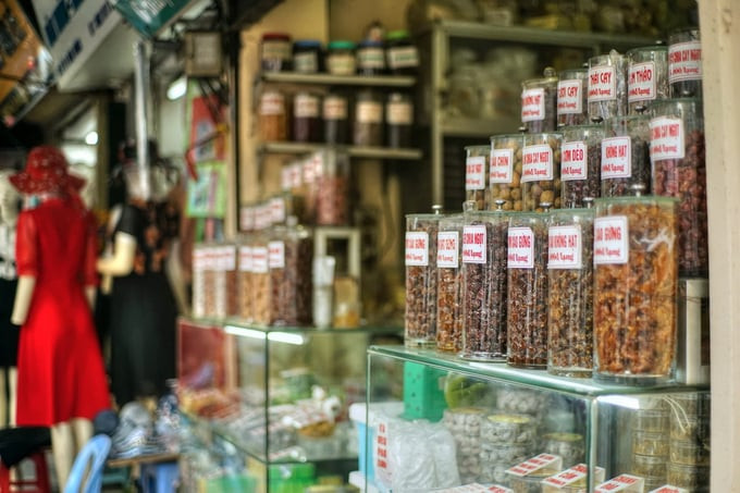 Phố Hàng Đường thuộc phường Hàng Đào cũng là nơi chuyên bán bánh kẹo, ô mai nổi tiếng Hà Nội.