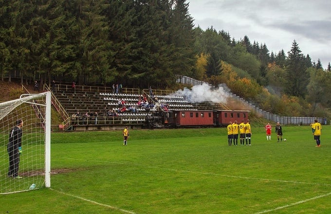 Sân vận động đặc biệt sở hữu một đường ray xe lửa và tàu hỏa chạy bằng động cơ hơi nước nằm giữa sân đấu và khán đài