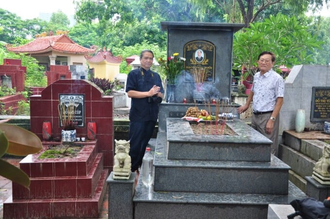 Khu mộ của Bạch Thái Bưởi được xây cẩn thận đặt trên một quả đồi