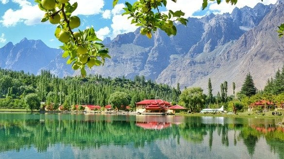Vùng Gilgit-Baltistan tự hào có phong cảnh tuyệt đẹp với những đỉnh núi, cao nguyên trải đầy tuyết và những hồ nước đẹp nhất thế giới