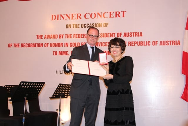 Đại sứ đặc mệnh toàn quyền nước Cộng hòa Áo Thomas Loidl đã thay mặt Tổng thống Cộng hòa Áo trao tặng Huân chương Vàng cho Luật sư Nguyễn Thị Quỳnh Anh