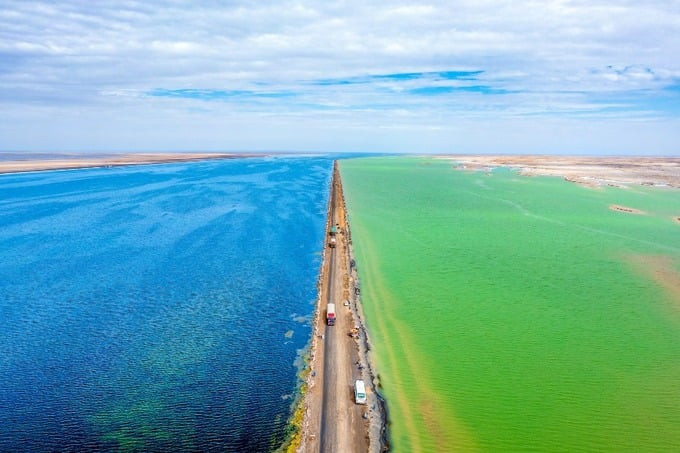 Tuyến đường cũng đi qua hồ nước hai màu tuyệt đẹp ở lưu vực Qaidam ở Hải Tây, Thanh Hải