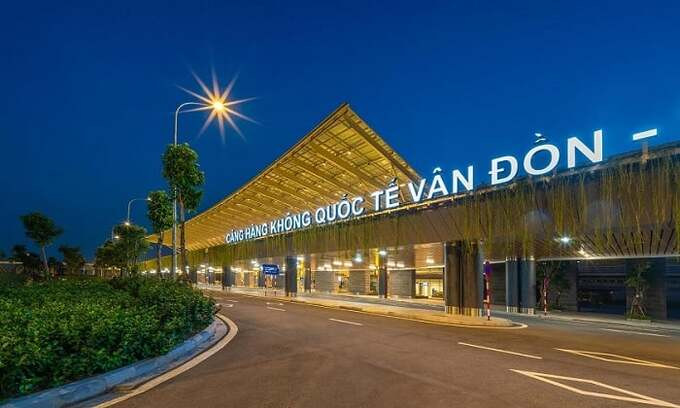 Sân bay quốc tế Vân Đồn là cảng hàng không tư nhân đầu tiên tại Việt Nam, tọa lạc tại huyện Vân Đồn, tỉnh Quảng Ninh