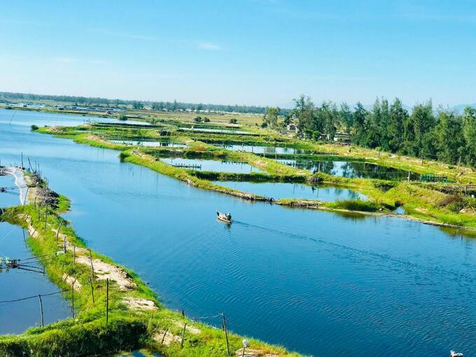 Sông Trường Giang từng là tuyến đường thủy huyết mạch của tỉnh Quảng Nam, hàng trăm ghe thuyền chở hàng hóa buôn bán mỗi ngày. Ảnh: Q.T/Báo Quảng Nam