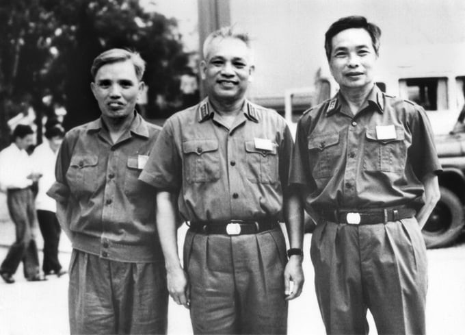 Từ trái sang: Trung tướng Lê Hiến Mai (thứ nhất từ trái sang), Đại tướng Văn Tiến Dũng, Thượng tướng Song Hào. Ảnh: Nhà tù Hỏa Lò