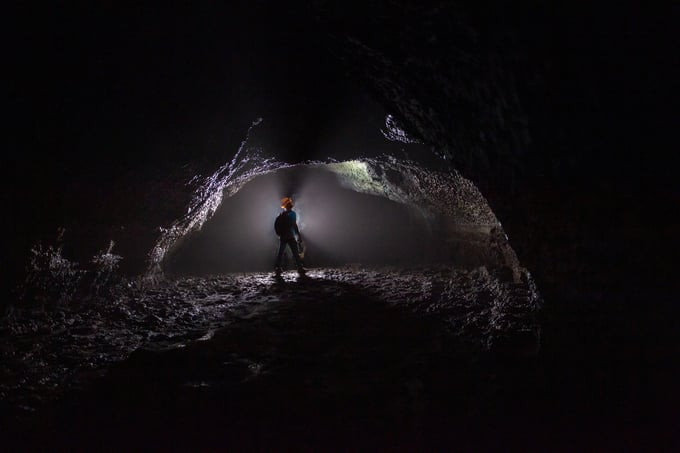 Khu vực trong lòng hang động rất tối, các chuyên gia trong nước và quốc tế phải mang đèn pin để thám hiểm
