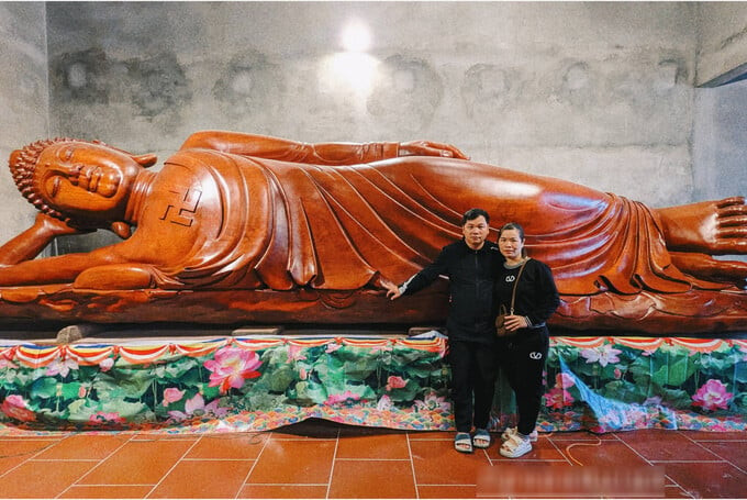Tượng Đức Phật Thích Ca nhập niết bàn được chạm từ gỗ lũa nguyên khối lớn nhất Việt Nam thu hút nhiều du khách từ khắp nơi tới tham quan và chiêm bái