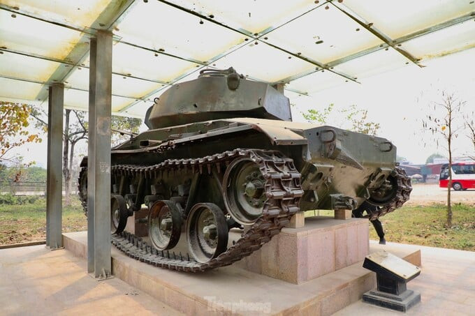 Một trong bốn chiếc xe tăng phòng thủ của Pháp được bố trí xung quanh căn hầm nhằm bảo vệ một cách tối đa cho cơ quan chỉ huy. Ảnh: Báo Tiền Phong