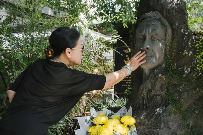 Khánh Ly bên mộ Trịnh Công Sơn ở nghĩa trang Gò Dưa