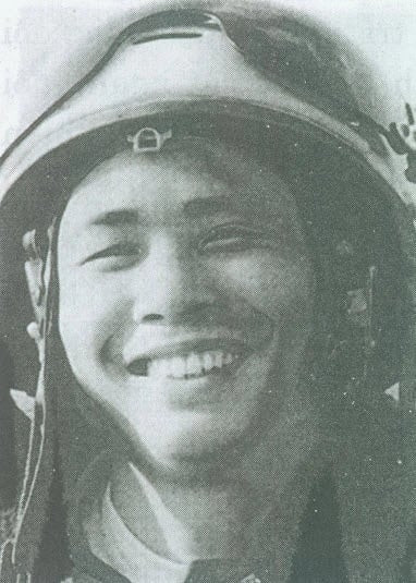 Bức ảnh chụp tại sân bay Nội Bài vào năm anh hùng Mai Văn Cương 26 tuổi, sau khi ông đi chiến đấu về