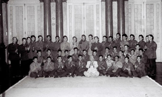 Bức ảnh kỷ niệm khi anh hùng Mai Văn Cương và đồng đội được gặp Bác Hồ lần đầu tiên (Ảnh: Báo Quân đội nhân dân)