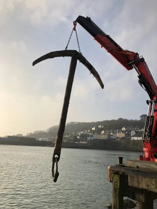 Chiếc mỏ neo được đưa lên năm 2019 được cho là của xác tàu Merchant Royal bị mất tích. Ảnh: Brackan Pearce/SWNS