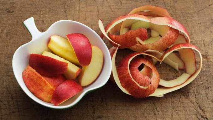 Vỏ táo chứa hàm lượng chất xơ cao, giúp cải thiện tiêu hóa và kiểm soát cân nặng hiệu quả hơn