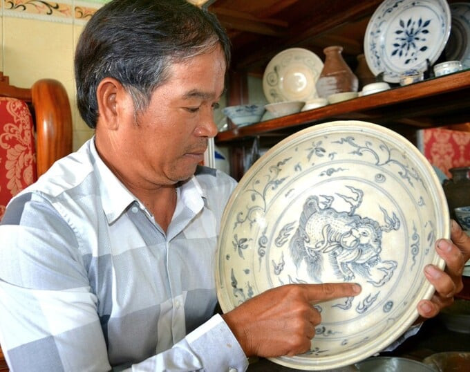 Ngư dân Trương Tràng bên chiếc đĩa cổ