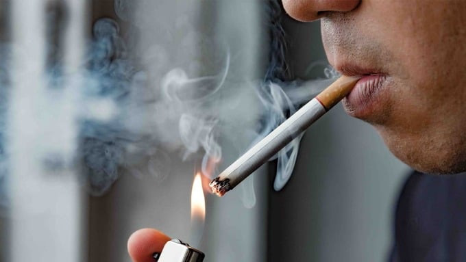 Hút một điếu thuốc mỗi ngày sẽ rút ngắn tuổi thọ của bạn đến 13,8 phút (Ảnh minh họa)