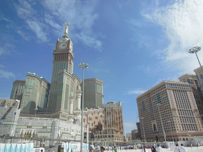 Abraj Al-Bait là một công trình phức hợp chọc trời nằm ở Mecca, Ả Rập Xê Út