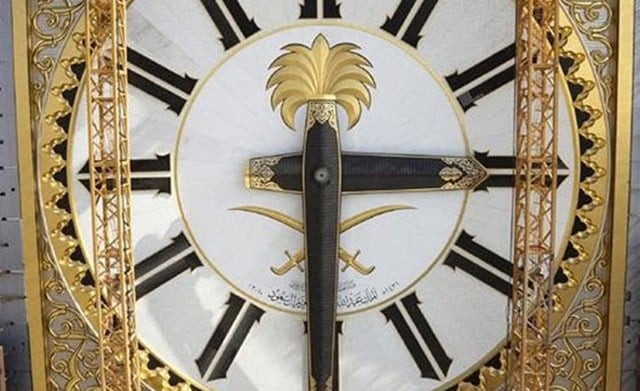 Xét về kích cỡ, mặt đồng hồ này có đường kính 43m, to gấp 6 lần so với mặt đồng hồ ở tháp Big Ben (London, Anh)