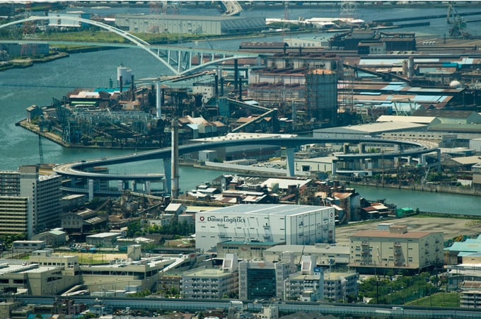 Các nhà máy xếp san sát hai bên bờ sông Kizugawa nơi cây cầu bắc qua