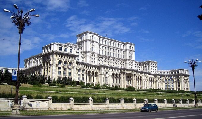 Công trình được xây dựng năm 1984 và cơ bản hoàn thành vào tháng 9/1989, sử dụng toàn bộ vật liệu của Romania và do người Romania thiết kế, thực hiện