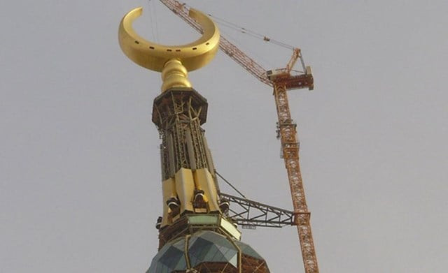 Phía trên đồng hồ là một đài quan sát hình cầu và trên cùng là biểu tượng trăng lưỡi liềm được làm bằng sợi thuỷ tinh khảm vàng