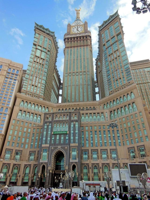 Công trình là một phần của dự án Abdullah bin Abdulaziz al-Saud nhằm hiện đại hóa các công trình trong thành phố trong việc cung cấp nơi nghỉ chân cho khách hành hương khi tới thánh địa Mecca