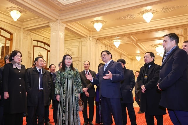 Thủ tướng Phạm Minh Chính cùng Phu nhân và đoàn đại biểu cấp cao Việt Nam tham quan tòa nhà Quốc hội của Romania. Ảnh: VGP/Nhật Bắc
